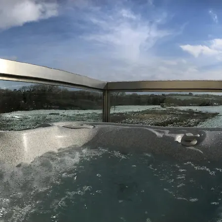 Countryside Retreat With Private Hot Tub Newquay (Cornwall)