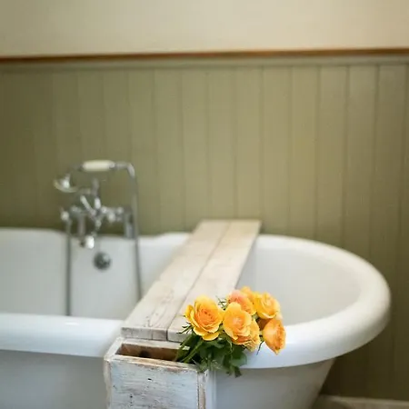 Countryside Retreat With Private Hot Tub