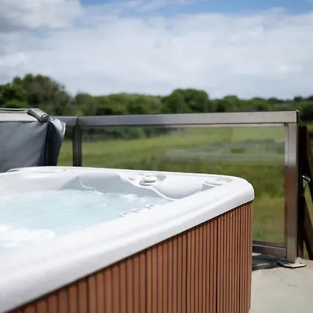 Countryside Retreat With Private Hot Tub *